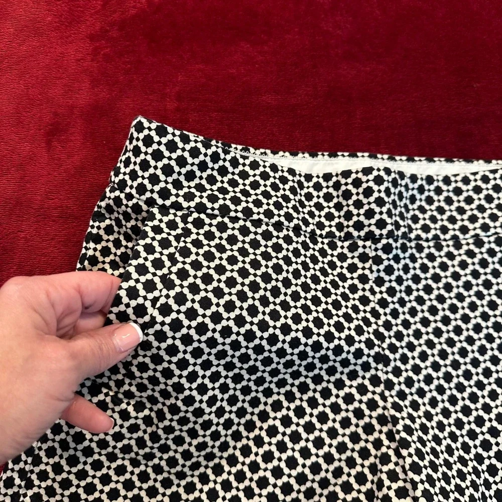 J.Crew Black White Geometric Tile Print Stretch Shorts Side Zip Womens Size 2 - Picture 3 of 8
